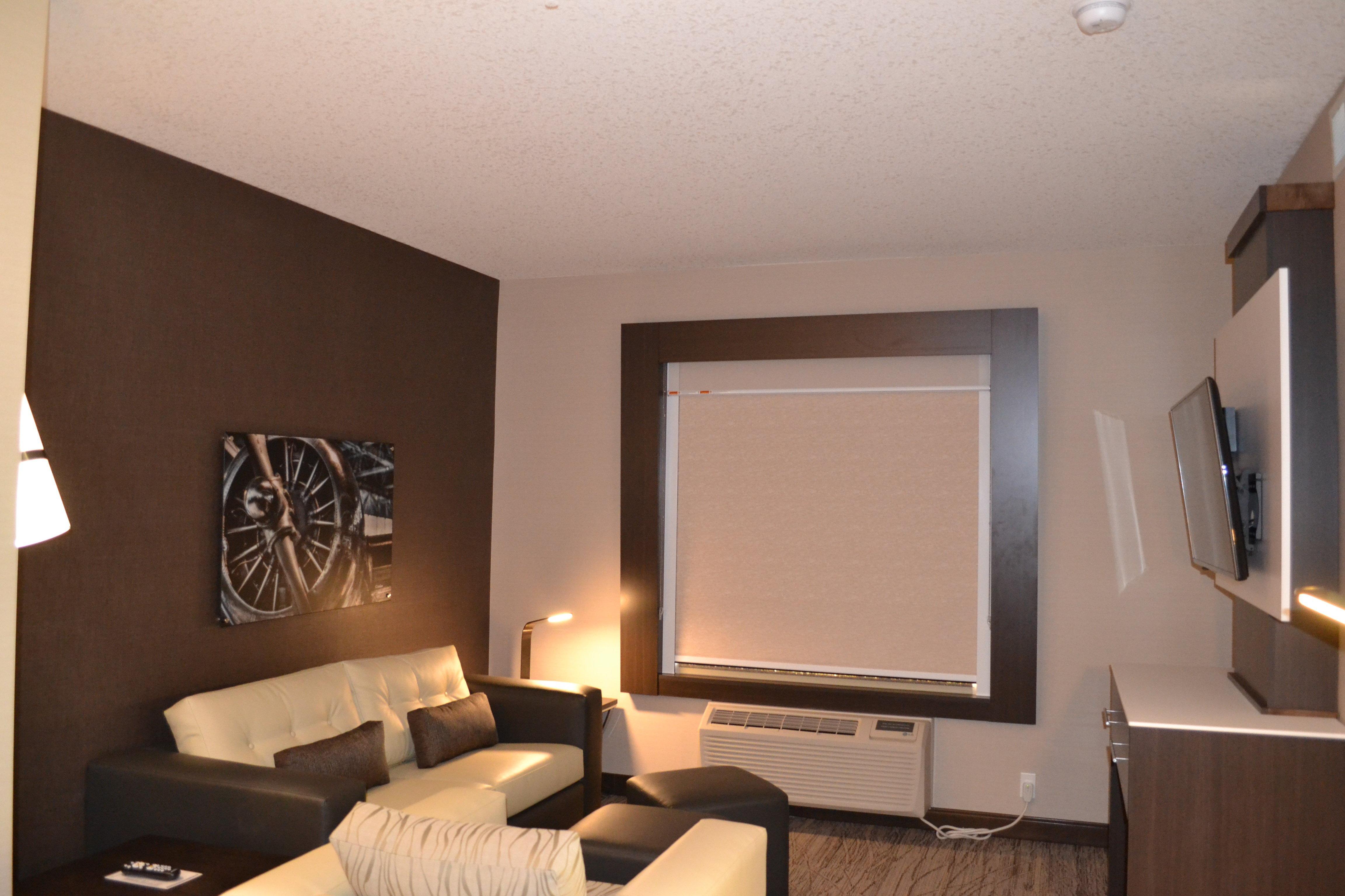 Holiday Inn Express & Suites Cold Lake By Ihg Exterior foto