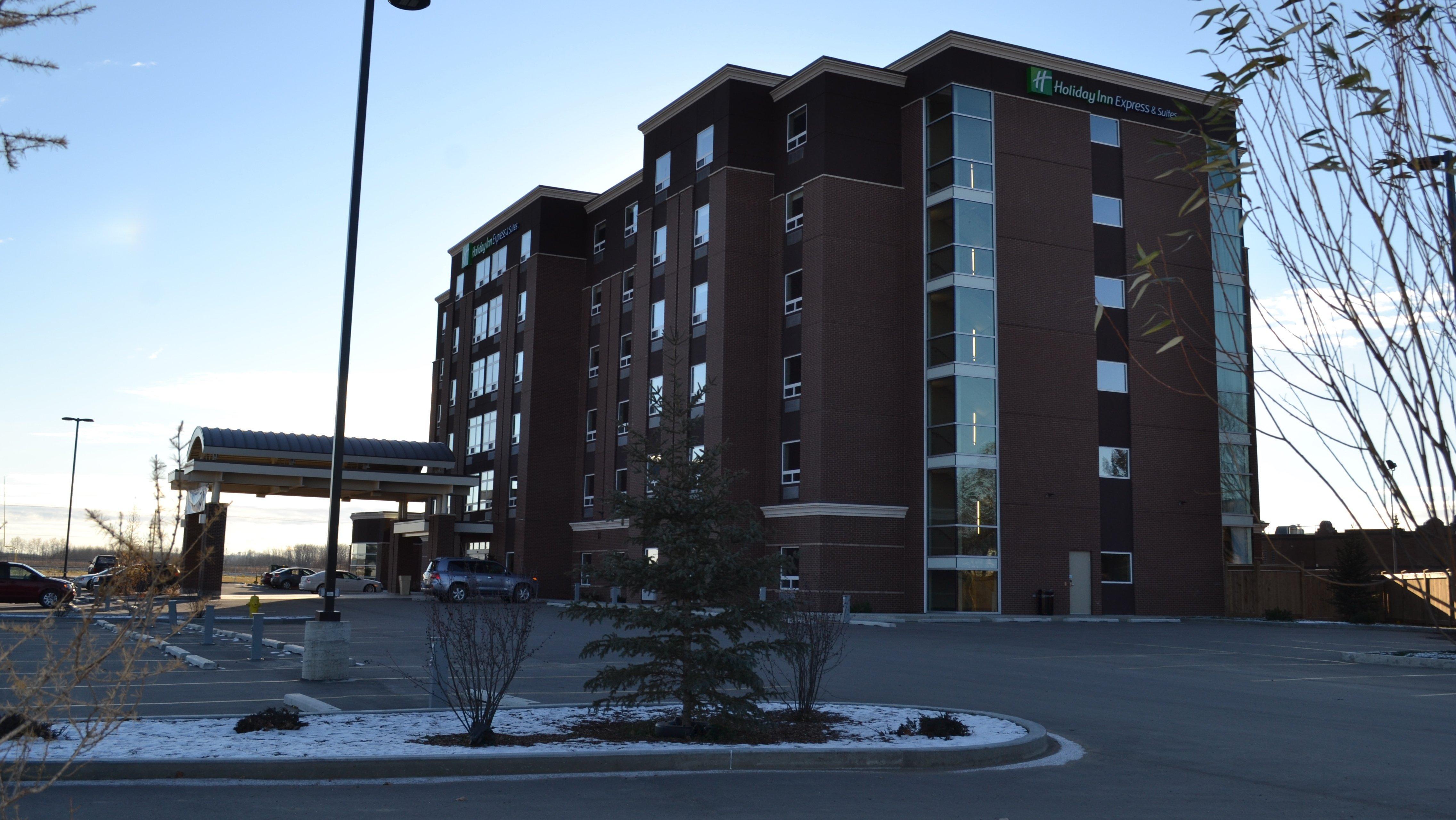 Holiday Inn Express & Suites Cold Lake By Ihg Exterior foto